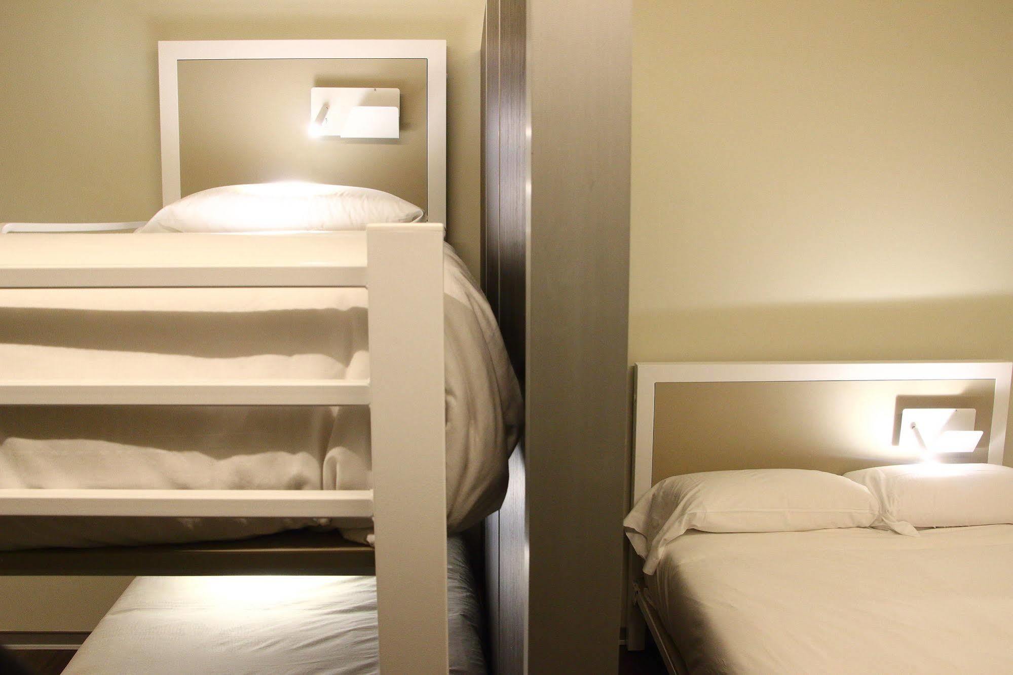 Poshtel Bilbao - Premium Hostel Ngoại thất bức ảnh